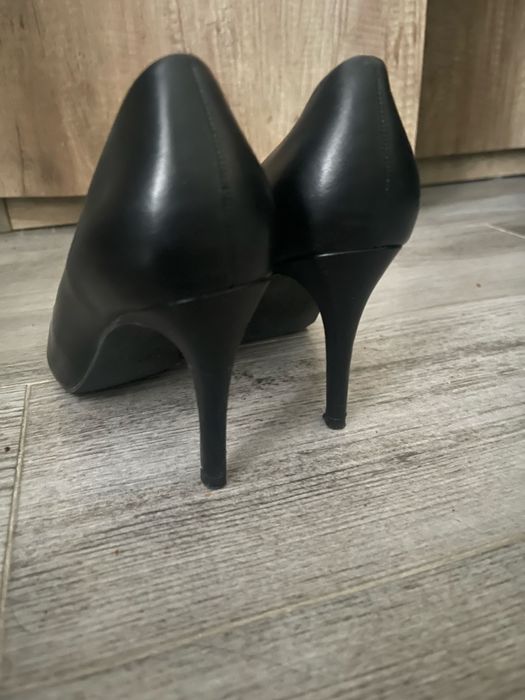 Обувки и боти на ток 37-ми номер