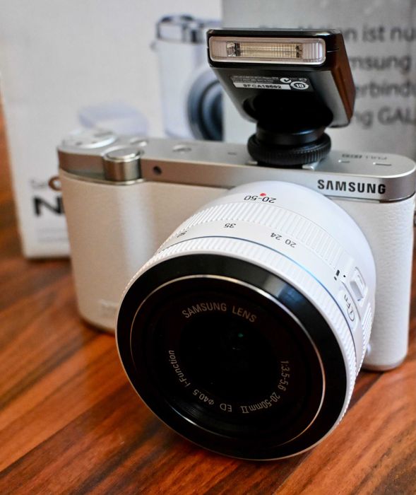 Camera foto mirrorless Samsung NX3000 alb cu obiectiv NX 20-50 II ED