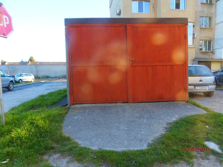 Бетонен гараж с метални врати