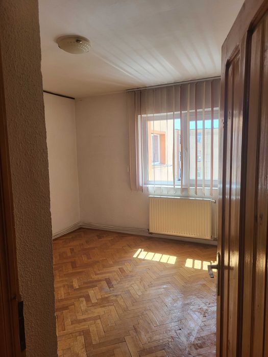Apartament cu 2 camere de vanzare pe strada  9 mai