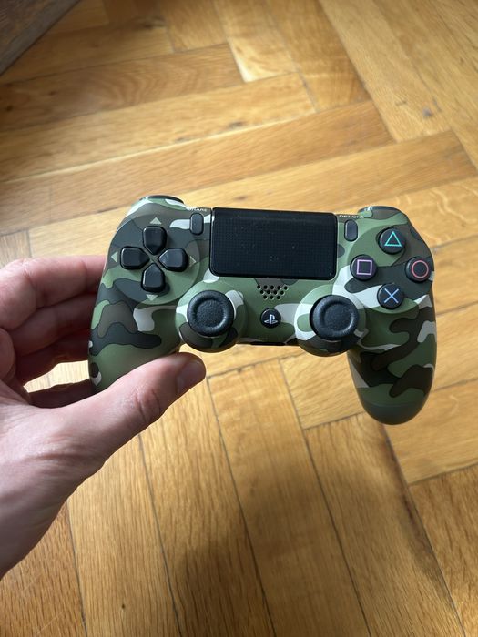 Playstation 4 Slim 1TB, два джойстика, чанта- Перфектен