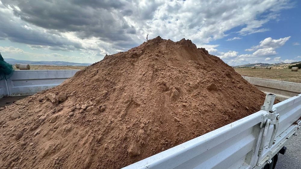 Пресят биохумус (плодородна почва), добит от конкретен плодороден слой и район - чист, песъклив, без камъни и плевели + транспорт