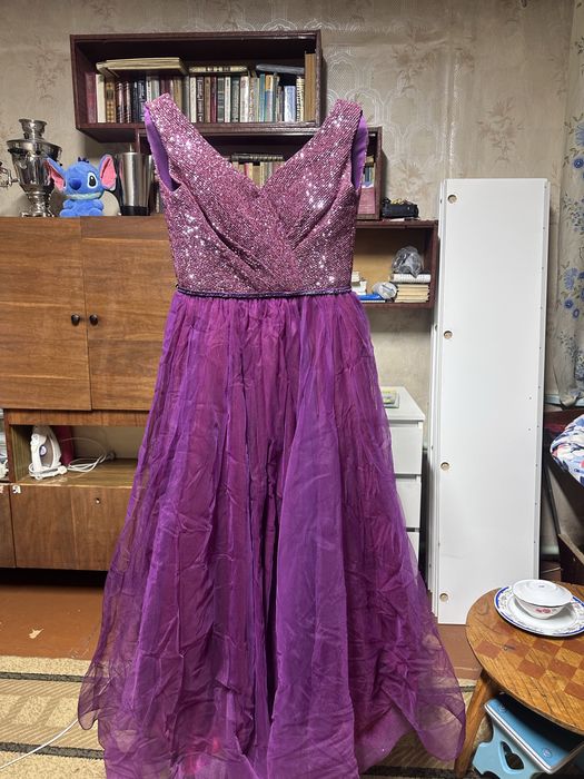 Продам платье за 100 тысяч ,очень красивое