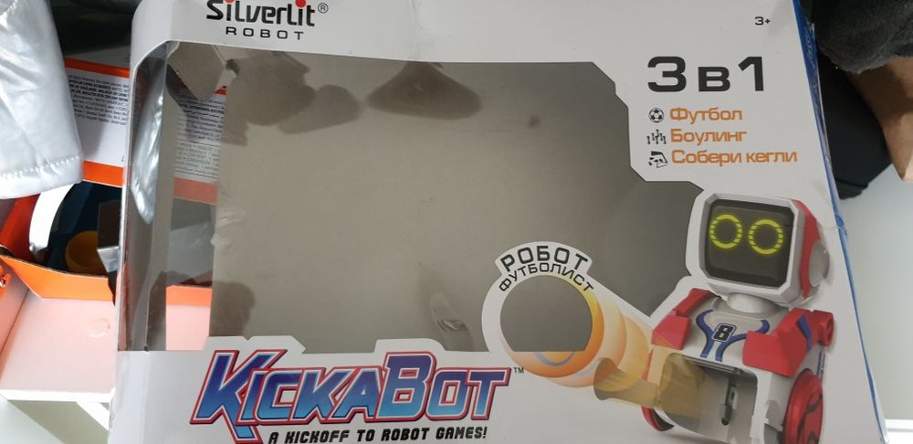 Роботы на пульт управлении.