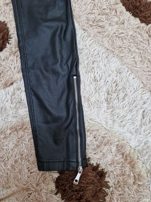 Дамски промазан черен панталон Bershka