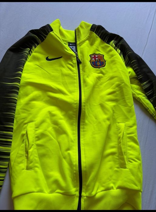 Vând bluza cu Barcelona foarte rară