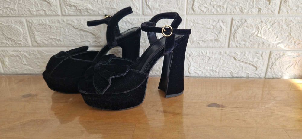 Sandale noi, aspect catifea River Island.