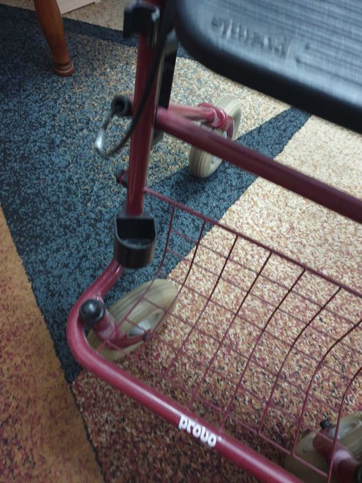 Carucior-scaun rolator pentru persoane cu dizabilitati