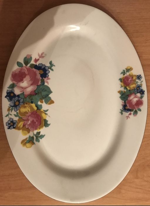 Чайник  и два блюда фарфор