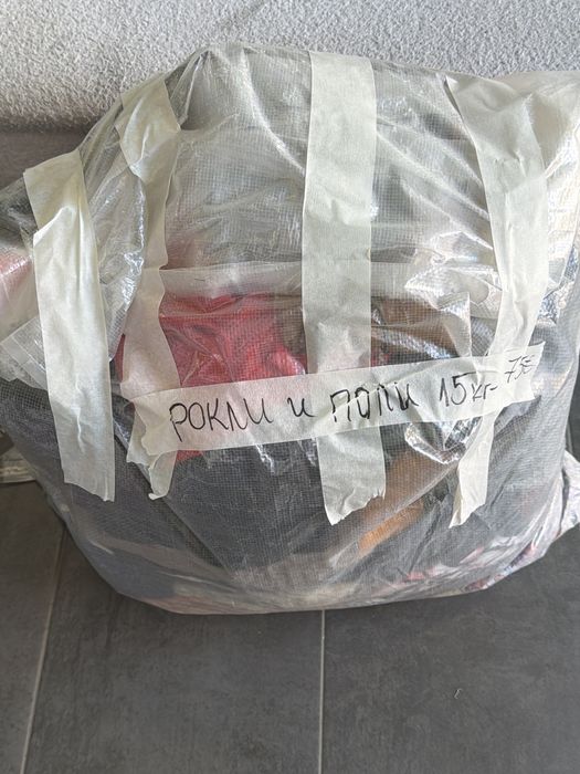 Продавам дрехи втора употреба на едро