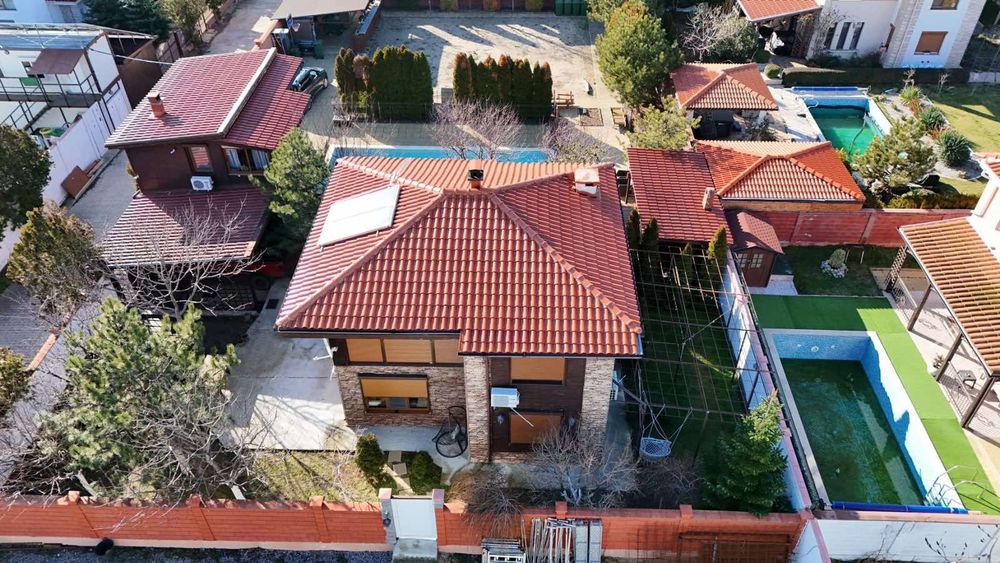 Дава се под наем Къща в с. Гюльовца, Област Бургас - 121 кв.м за 1950 € - Снимка #2