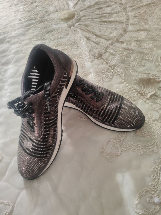 Продаю новые кросовки