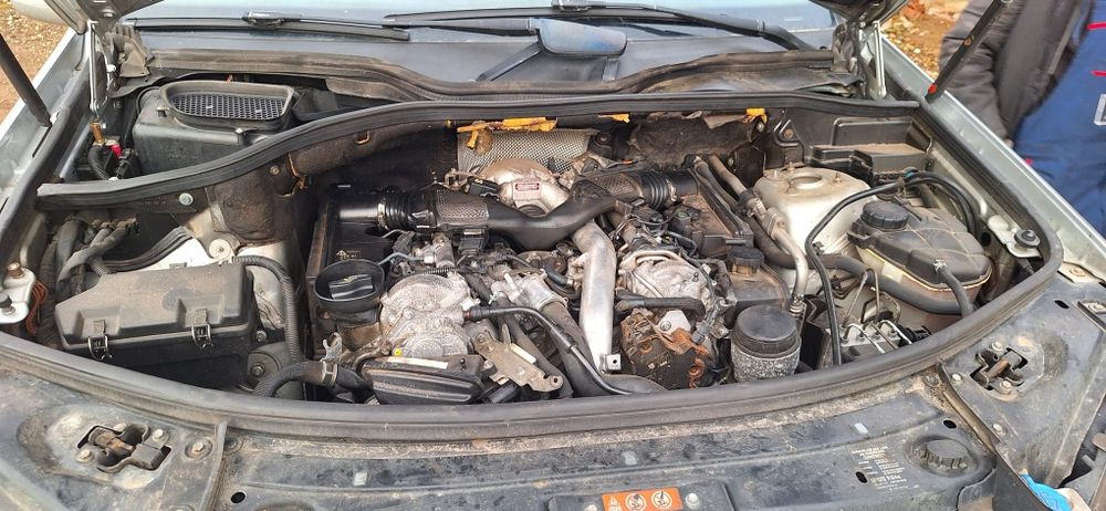 Dezmembrez/ Piese Mercedes ML320cdi. 
Stare foarte buna a multor piese