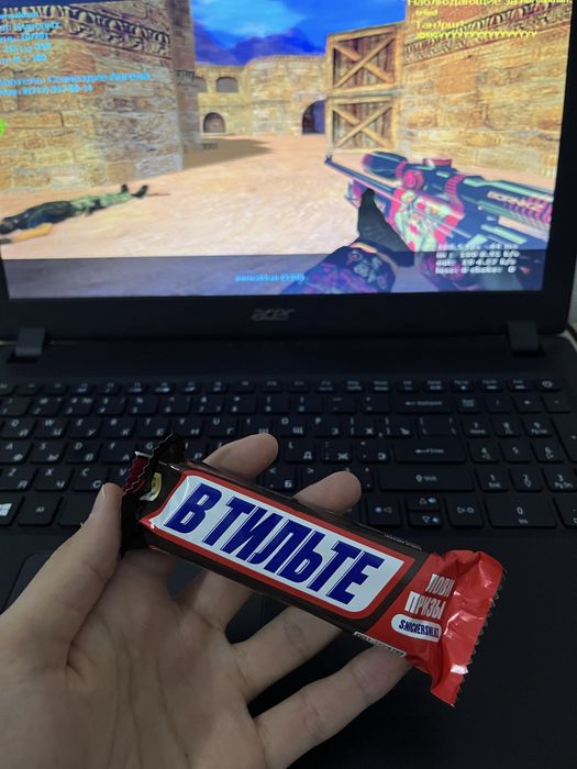 Ноутбук с девайсами.