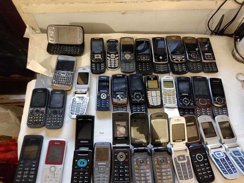 Телефони.        .