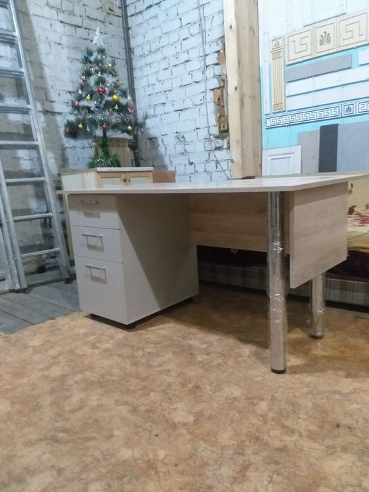 Продам стол офисный.