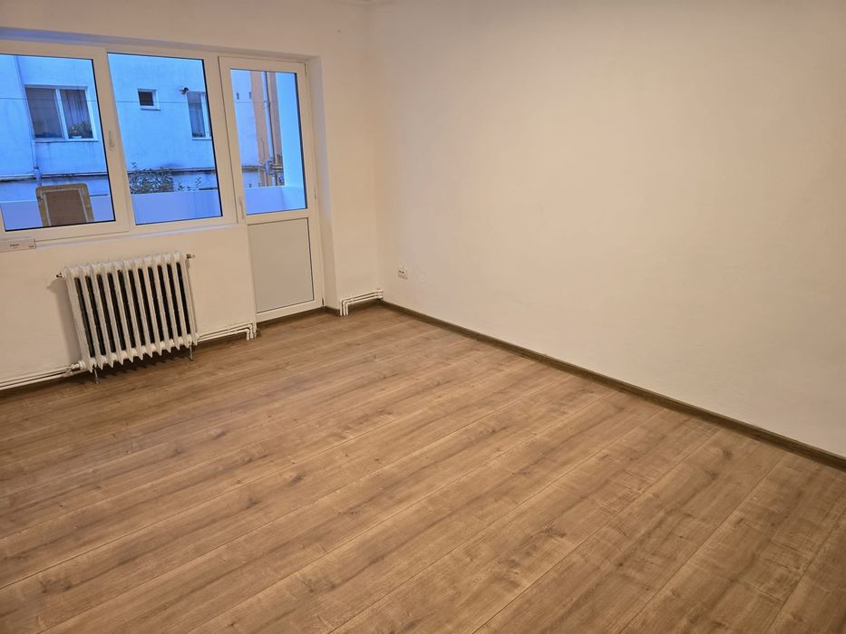 Apartament 2 camere, semidecomandat, et . 1, zona Han