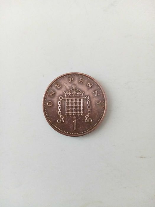 Колекционерски значки,ордени, монета от 1 английско пени.