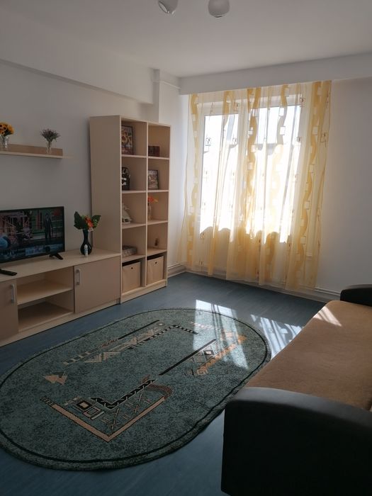 Închiriez apartament 2 camere central.