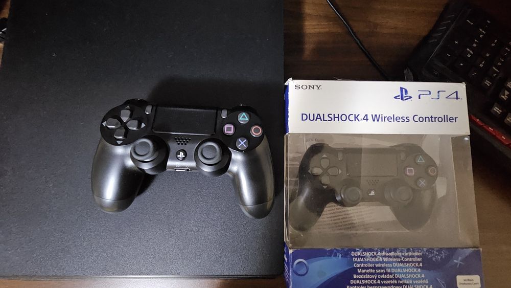Ps4 pro 1TB 2 joystick uri + 6 jocuri