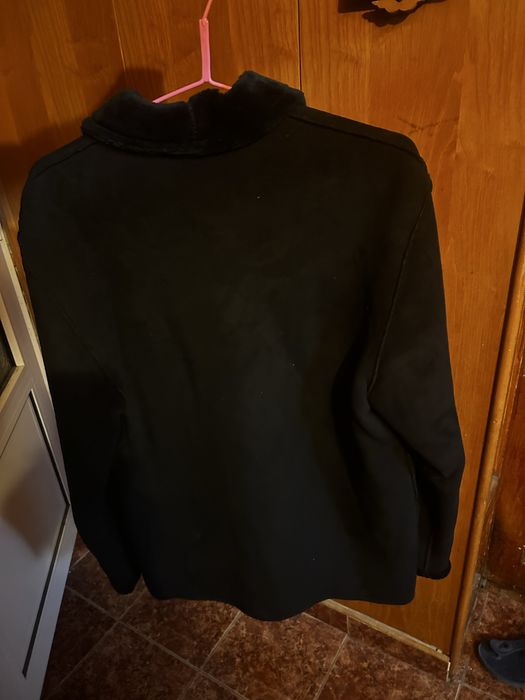 Елегантно черно дамско палто с мек пухкав яка