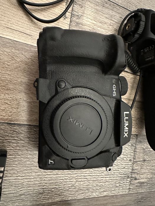 Kit panasonic lumix gh5 cu obiectiv panasonic 25 mm