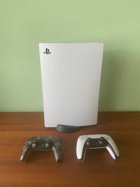 PS5 с Два Конролера, PSN ACCOUNT с 28 Игри и Годишен PS+