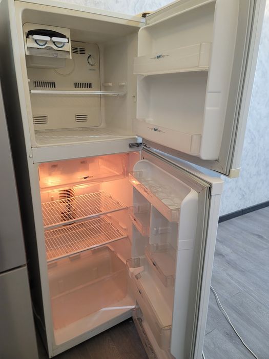 Холодильник  "SAMSUNGi" сотилади.