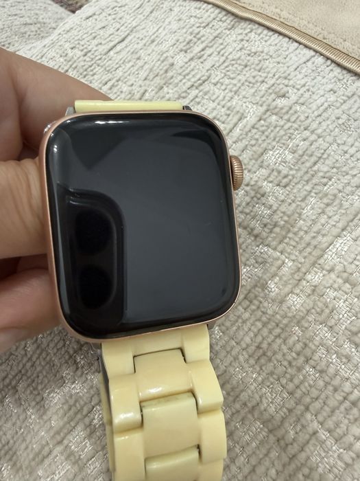 Смарт-часы Apple Watch SE 44 мм золотистый