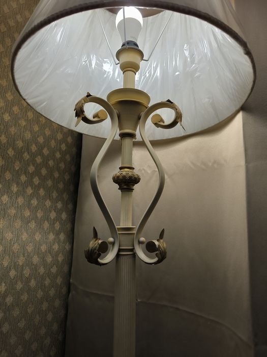 Настольная и напольная лампы, бра на стену