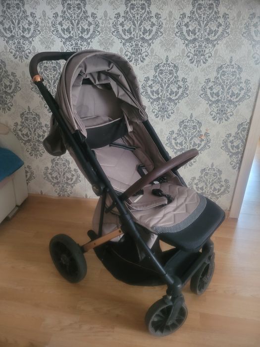 Срочно продам Коляску  5000тг