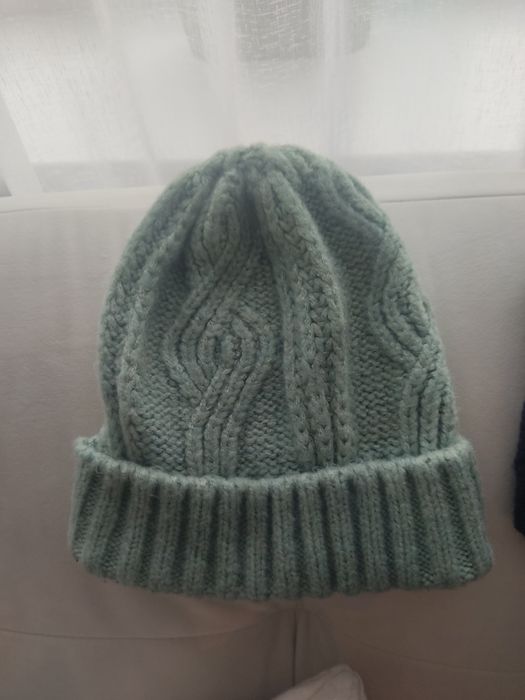 Отдам зимние шапки, шарфы