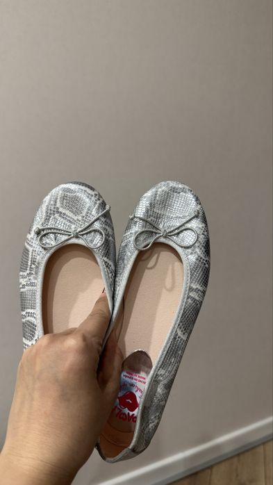 Продам обувь для девочки с 36 размером . Срочно новые