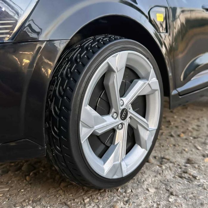 Masinuta electrica pentru copii, cu licenta Audi SQ8 70W 12V