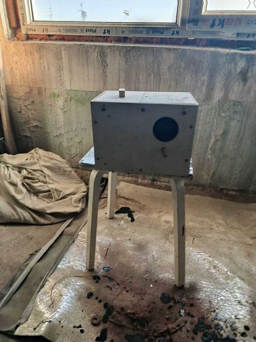 Клетка для птиц  заводского изготовления  в рабочем состоянии