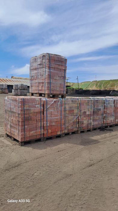 Кирпич красный жженый НДС есть