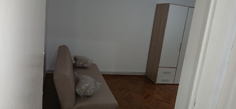 PROPRIETAR Închiriez apartament 3 camere în zonă centrală,