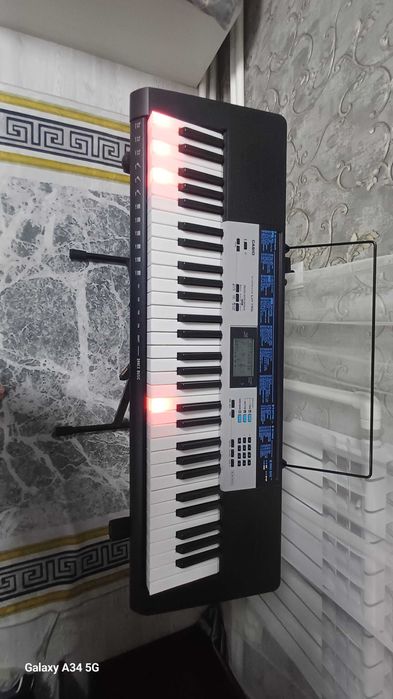 Продам синтезатор Casio LK136