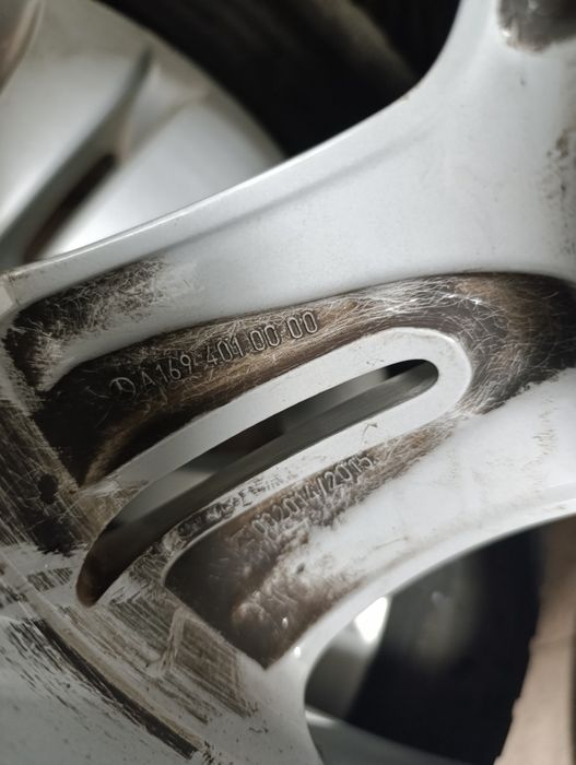 Гуми 205 60 16  и 2 броя джанти