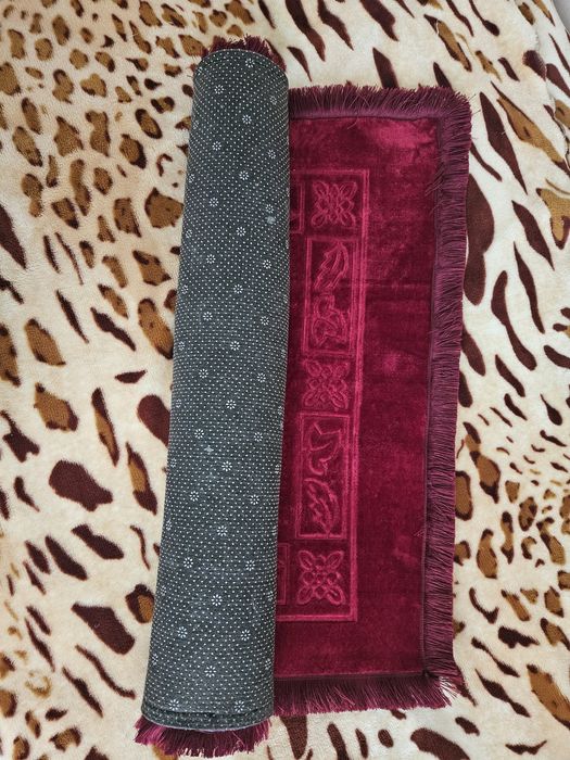 Жойнамоз сотилади.