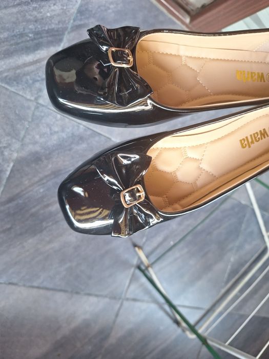 Черни лачени пантофки с панделка