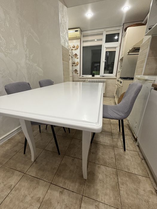 Стол кухонный, продается, качество хорошое, 120-см