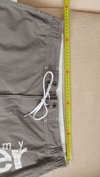 Vând pantaloni scurti Tomy Hilfiger