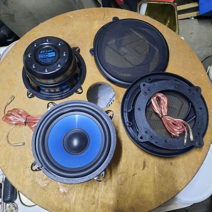 Продавам две колони  за врата или кора на кола 13"