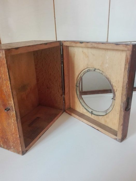 Две къмпингови лампи и дървена кутия за часовник.