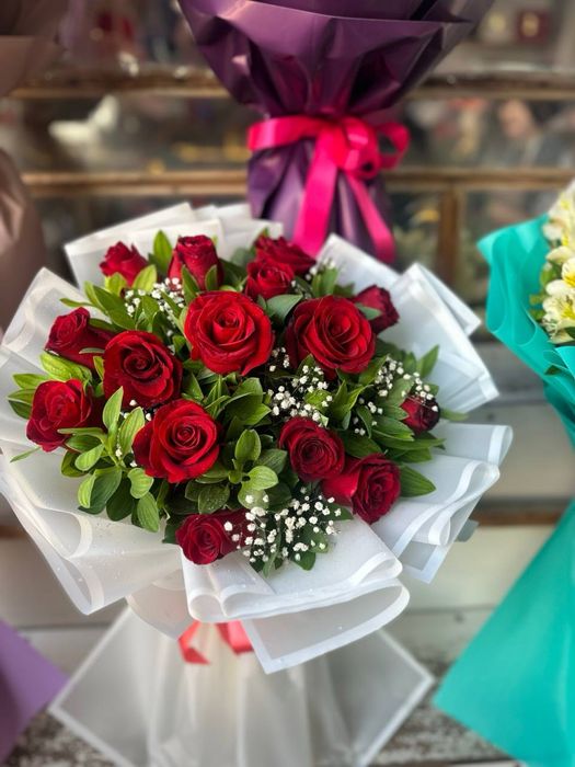 Buket gullar atirgul bables pioniy roza