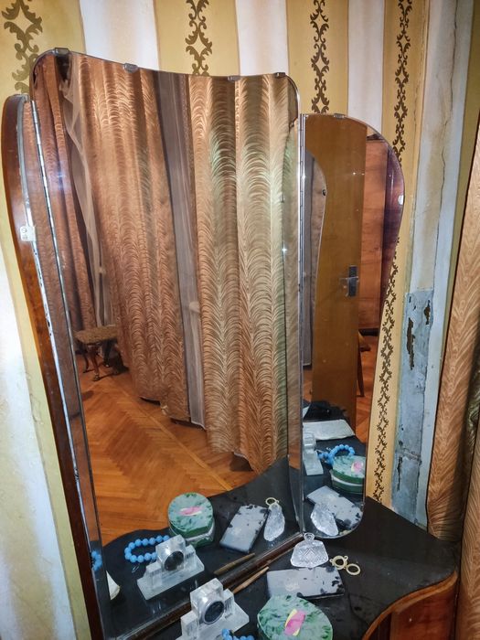 Мебель антикварная для спальни.Из дерева.Производство Европа