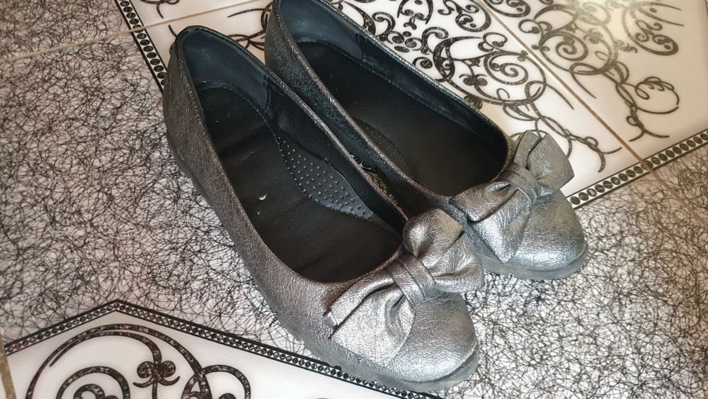 Обувь распродажа, разные цены, дешево.