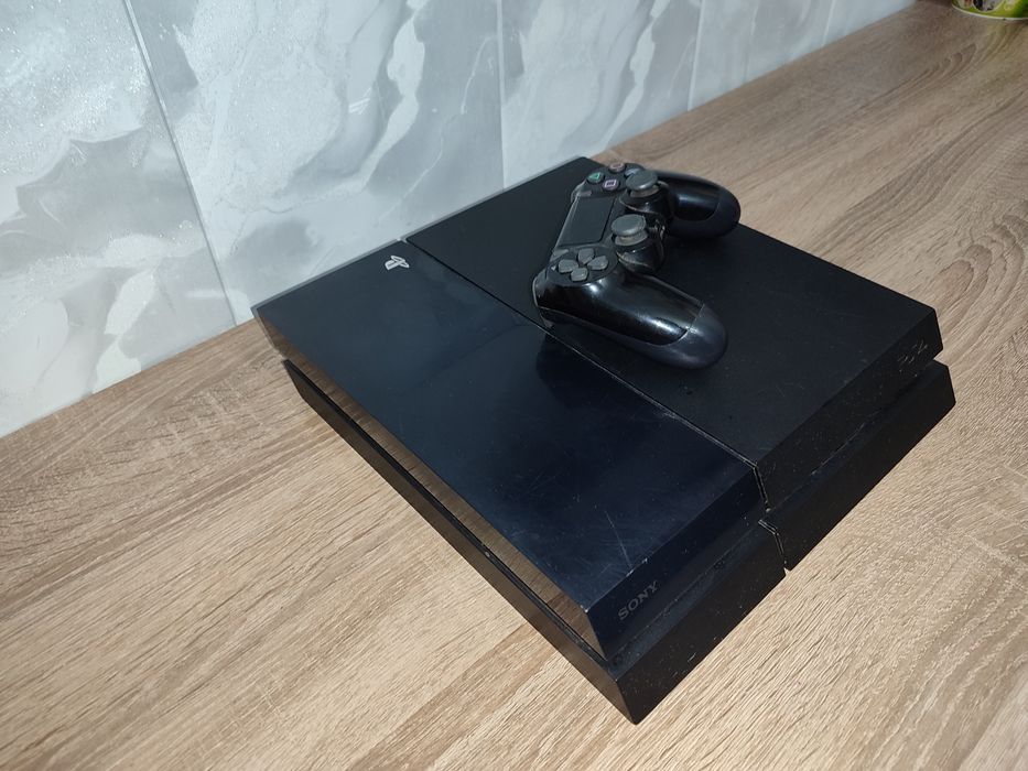 Приставка PS 4 в отличном состоянии!
