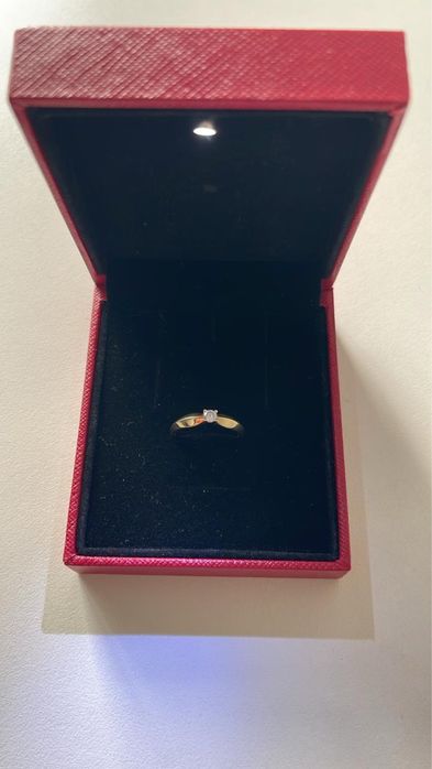 Продам золотое кольцо с бриллиантом